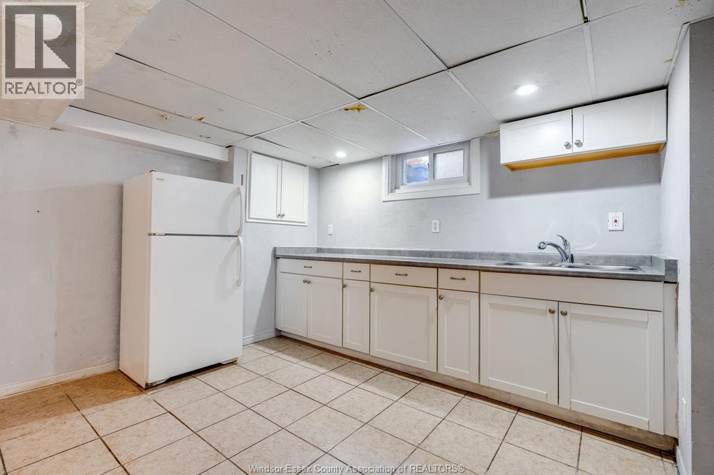 2436 Turner, Windsor, ON - Indoor Photo Showing Kitchen With Double Sink