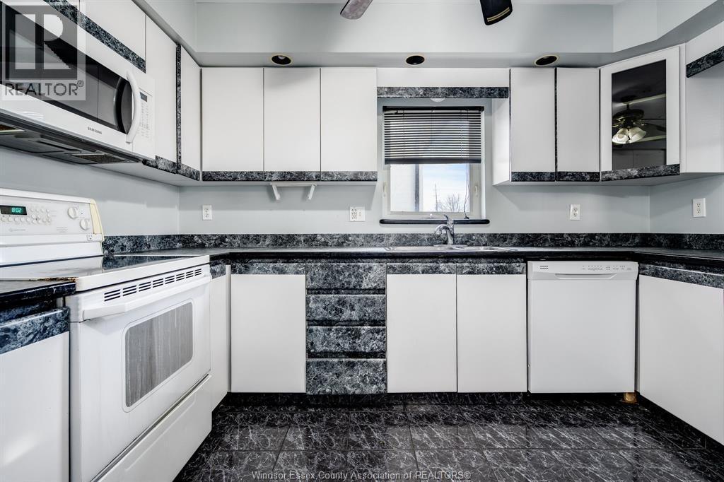 2436 Turner, Windsor, ON - Indoor Photo Showing Kitchen With Double Sink