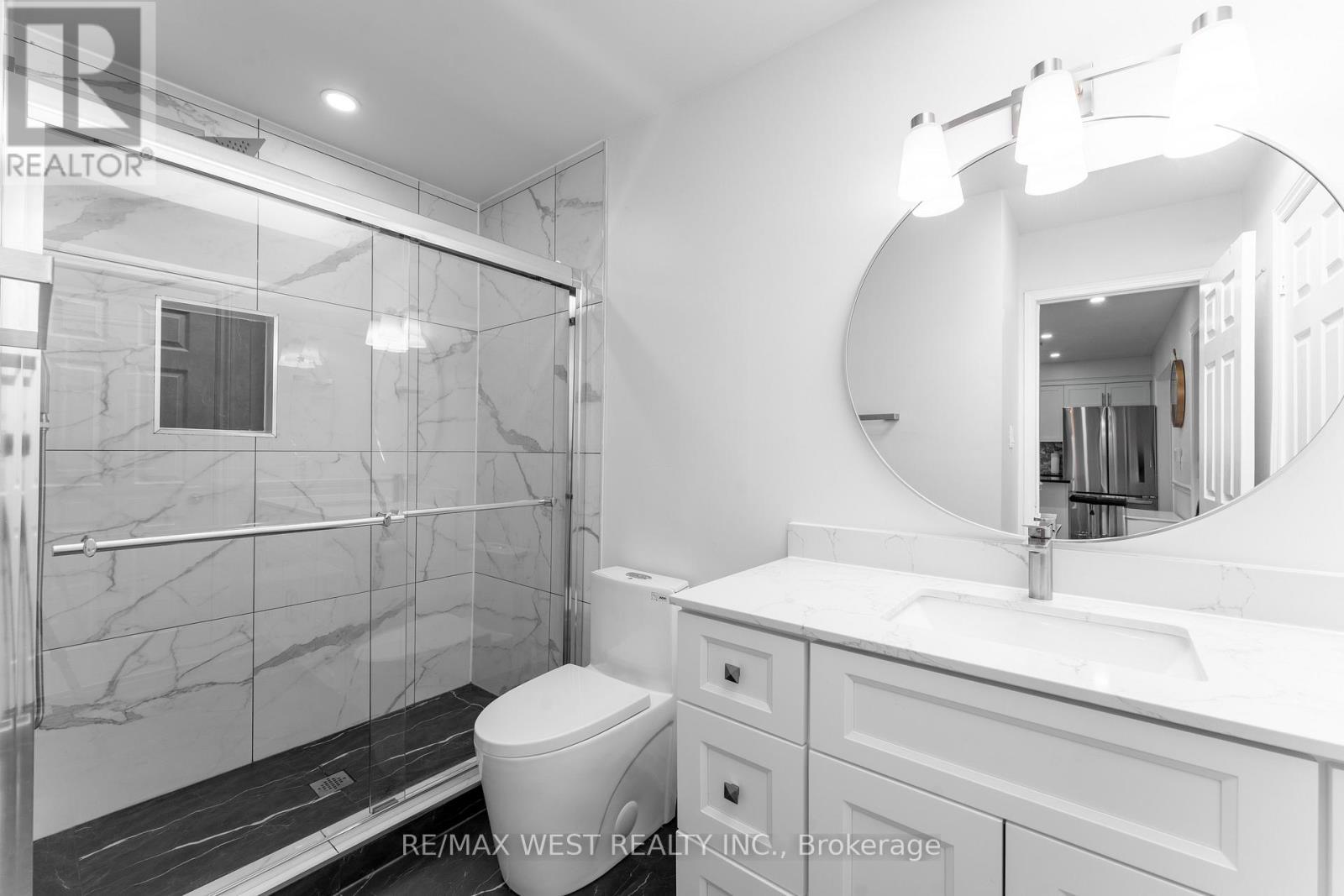 721 Acadia Drive, Hamilton, ON - Indoor Photo Showing Bathroom