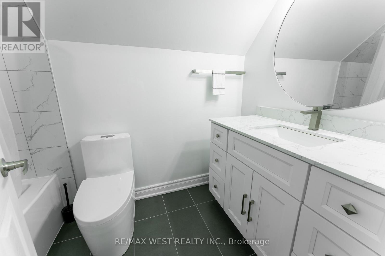 721 Acadia Drive, Hamilton, ON - Indoor Photo Showing Bathroom