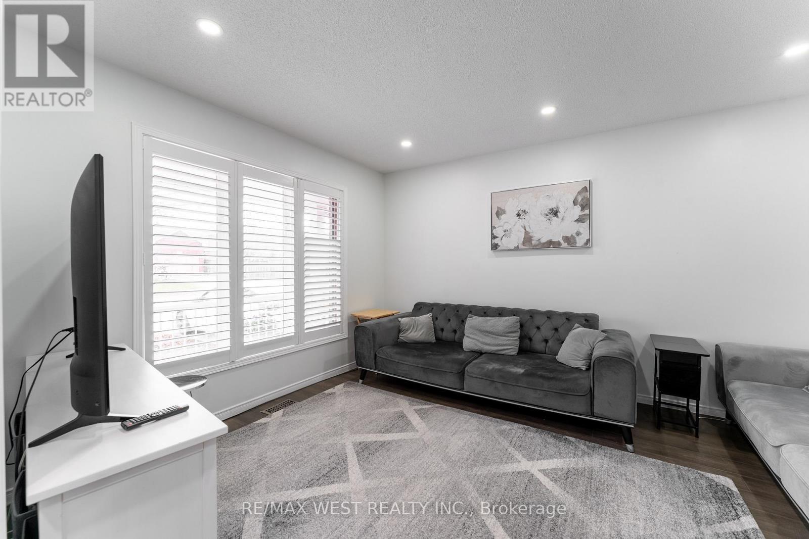 721 Acadia Drive, Hamilton, ON - Indoor Photo Showing Living Room