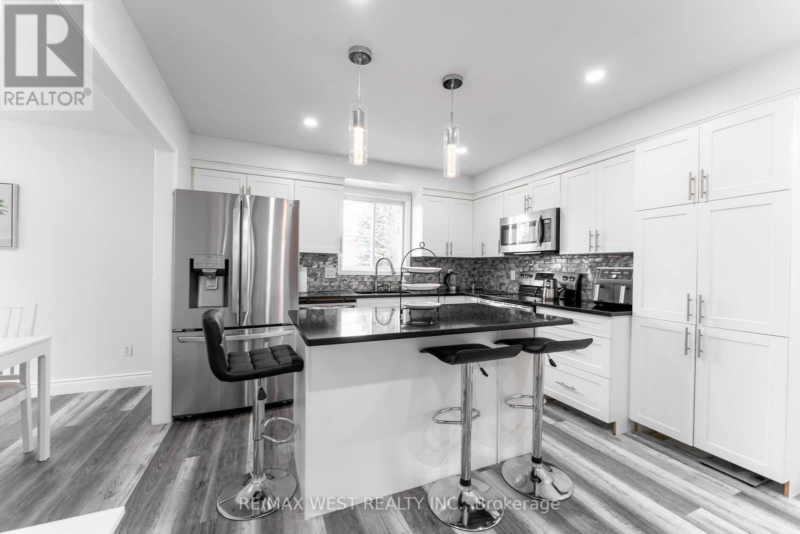 721 Acadia Drive, Hamilton, ON - Indoor Photo Showing Kitchen With Upgraded Kitchen