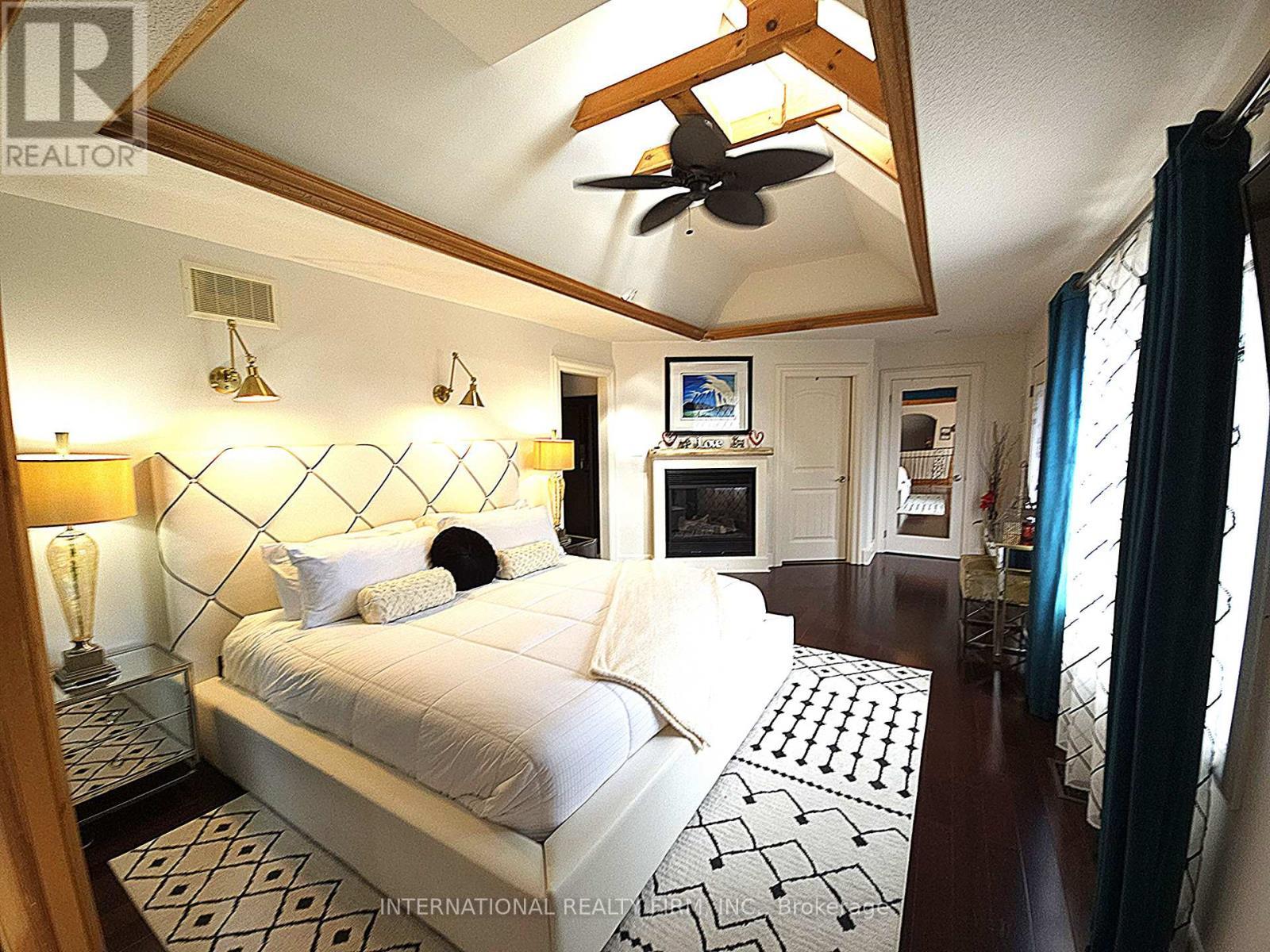 6 Pinehurst Lane, Springwater, ON - Indoor Photo Showing Bedroom