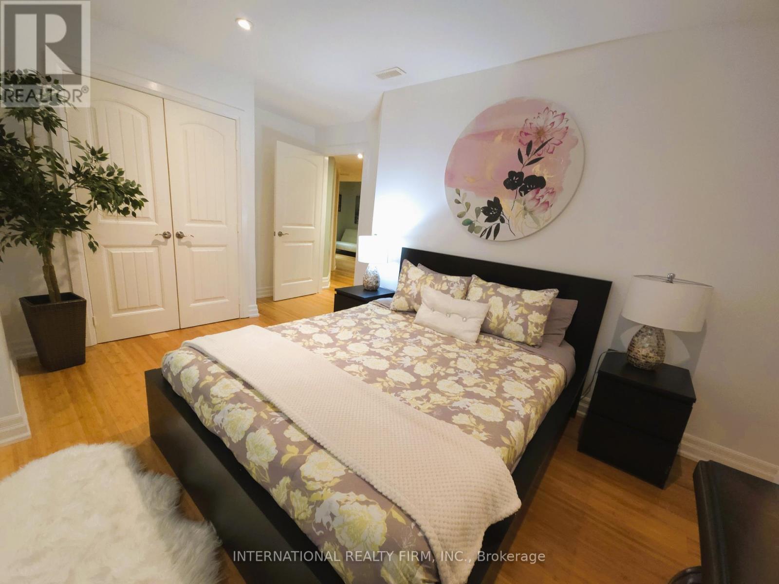 6 Pinehurst Lane, Springwater, ON - Indoor Photo Showing Bedroom