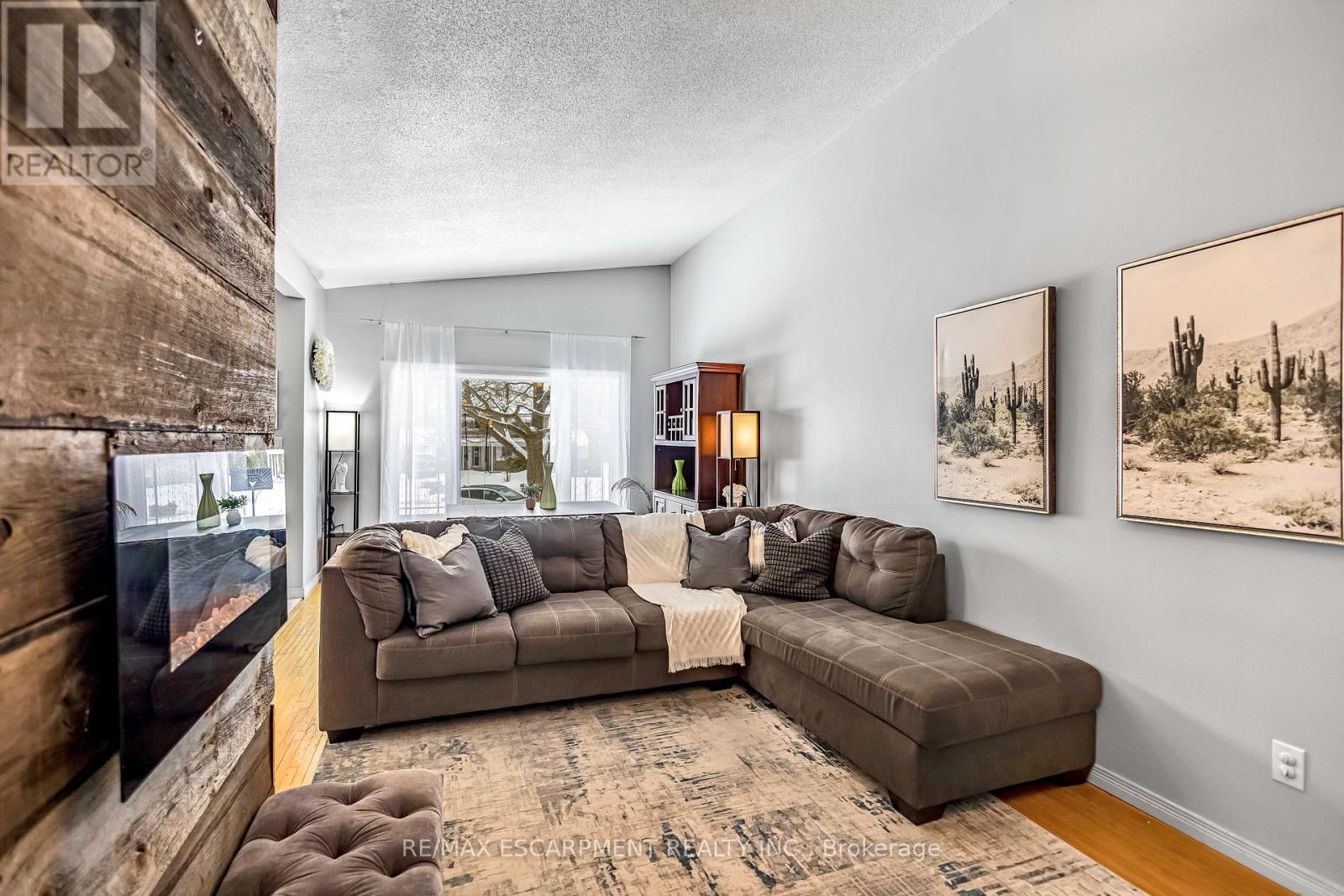 5 Carrington Court, Hamilton, ON - Indoor Photo Showing Living Room