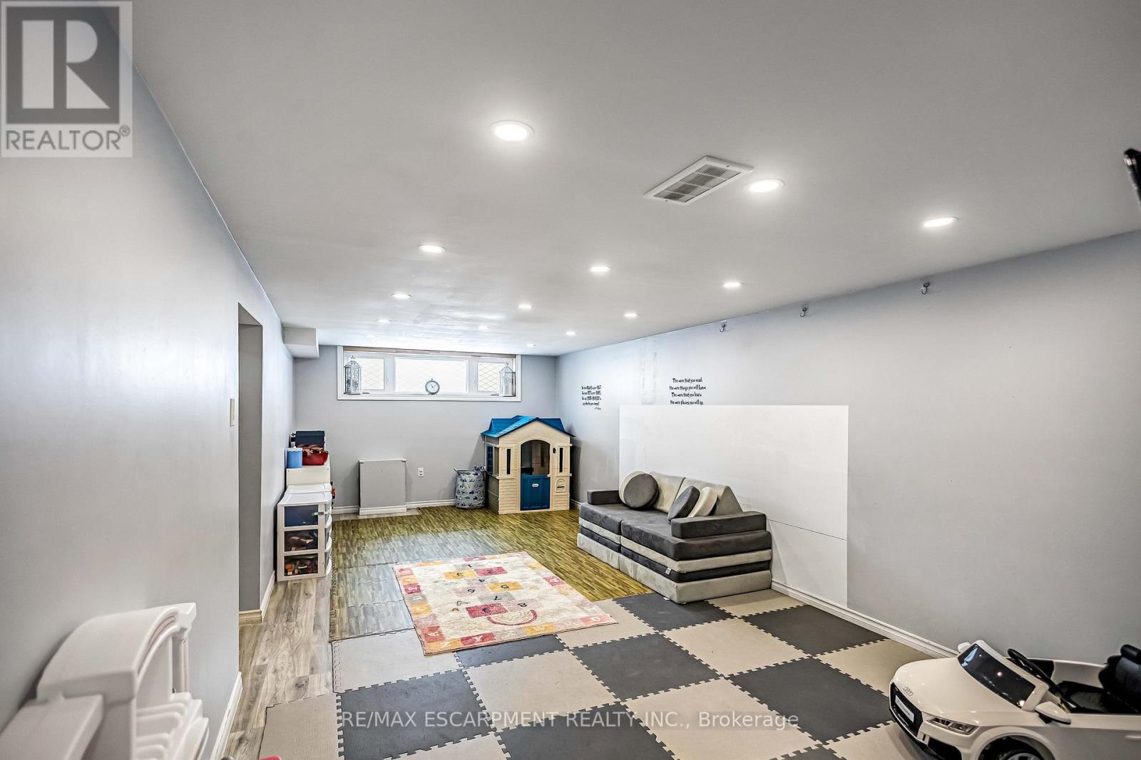 5 Carrington Court, Hamilton, ON - Indoor