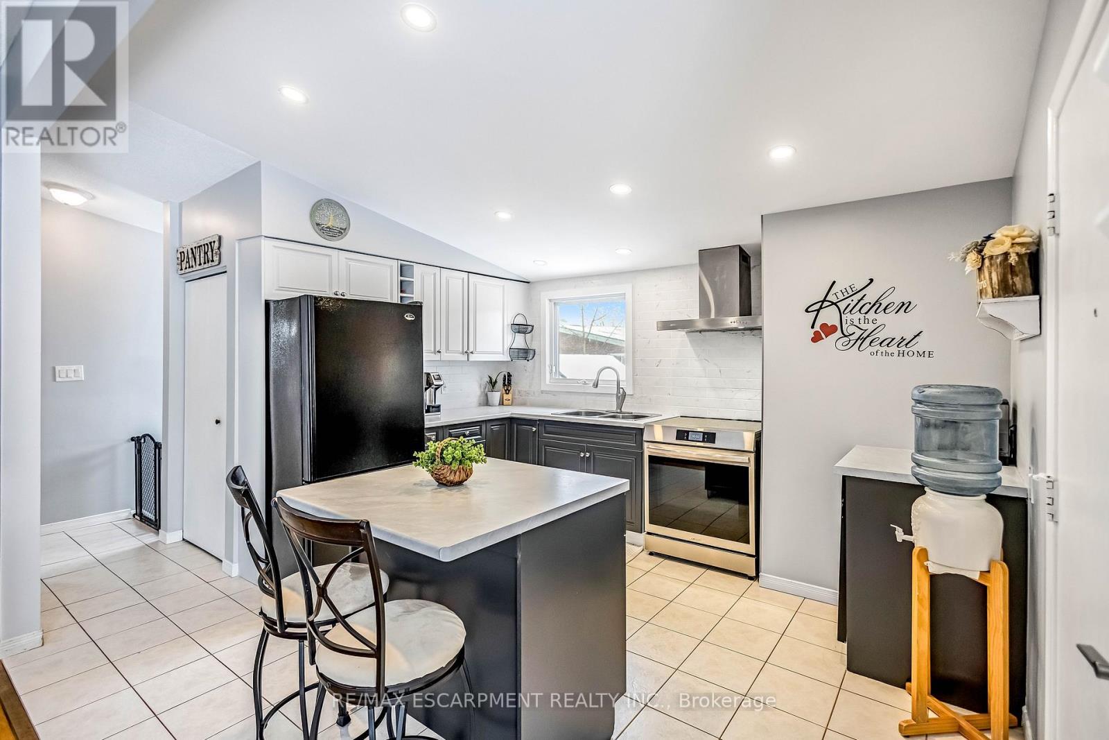 5 Carrington Court, Hamilton, ON - Indoor Photo Showing Kitchen