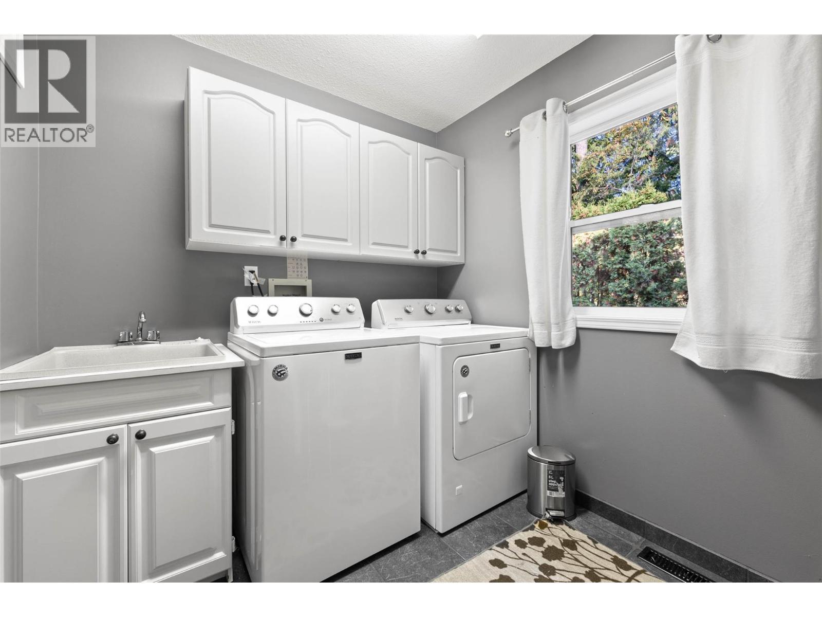 2668 Golf Course Drive, Blind Bay, BC - Indoor Photo Showing Laundry Room