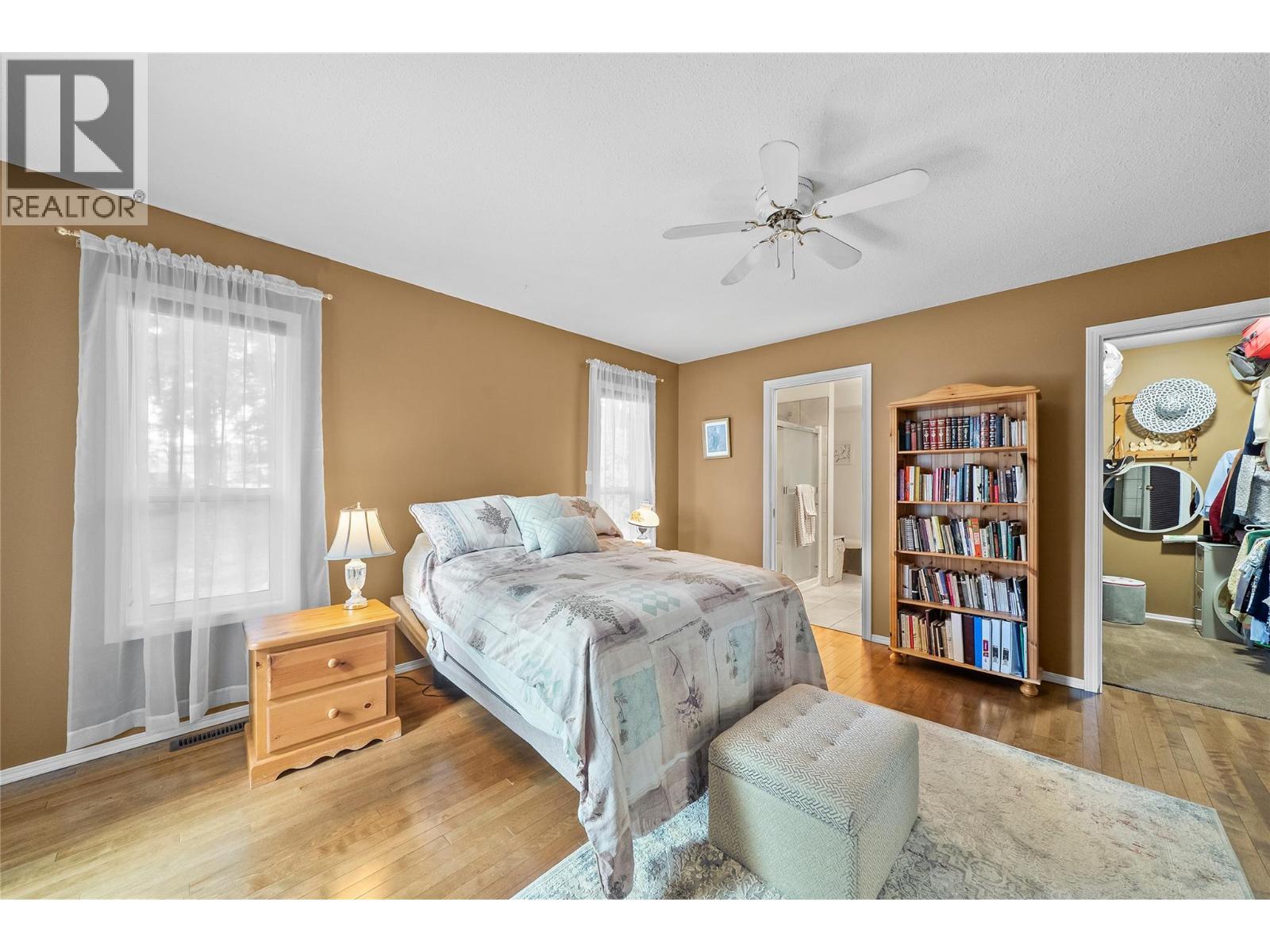 2668 Golf Course Drive, Blind Bay, BC - Indoor Photo Showing Bedroom