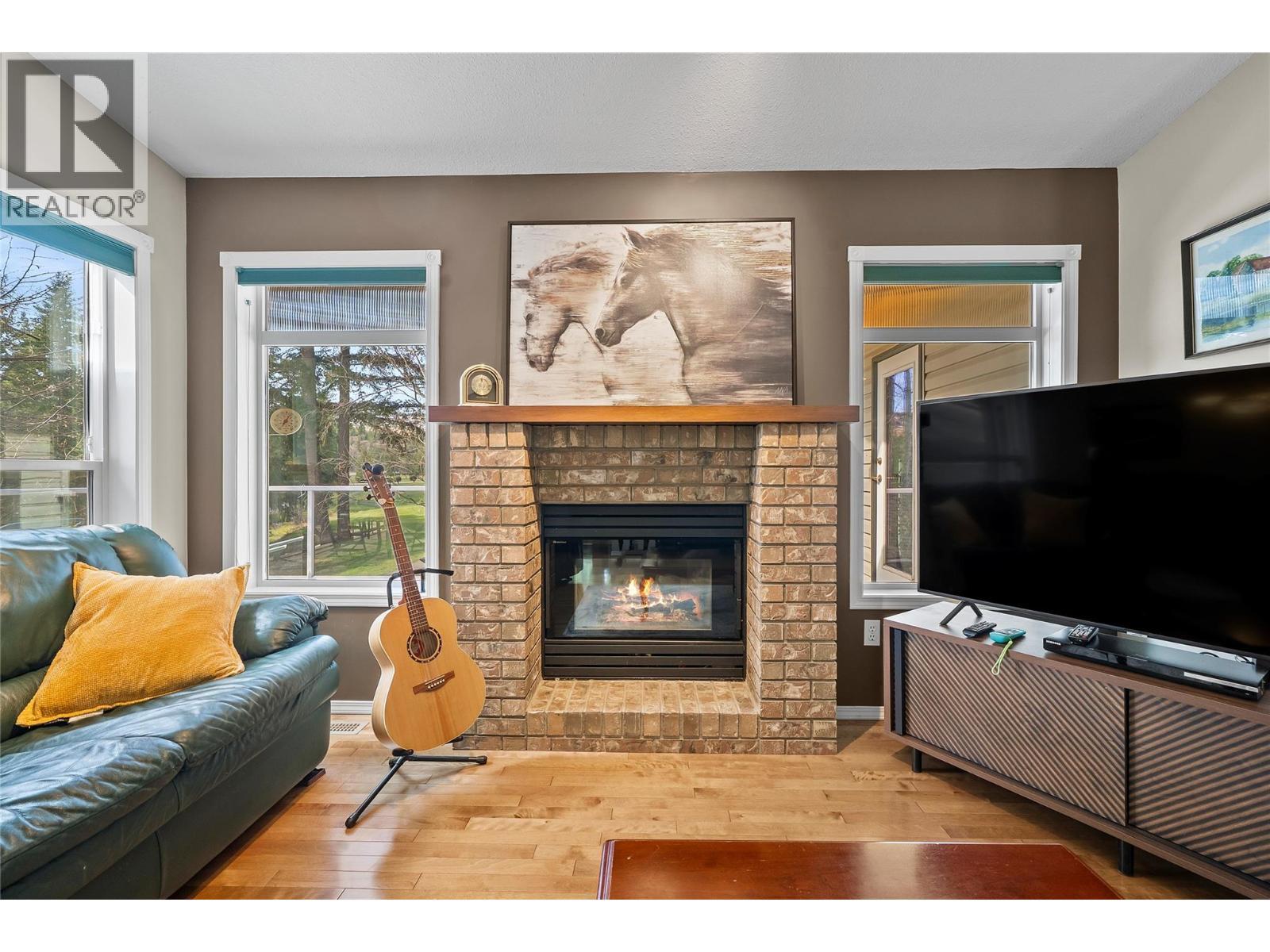 2668 Golf Course Drive, Blind Bay, BC - Indoor Photo Showing Living Room With Fireplace