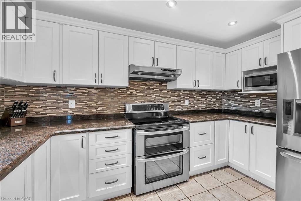 2371 Pathfinder Drive, Burlington, ON - Indoor Photo Showing Kitchen With Upgraded Kitchen
