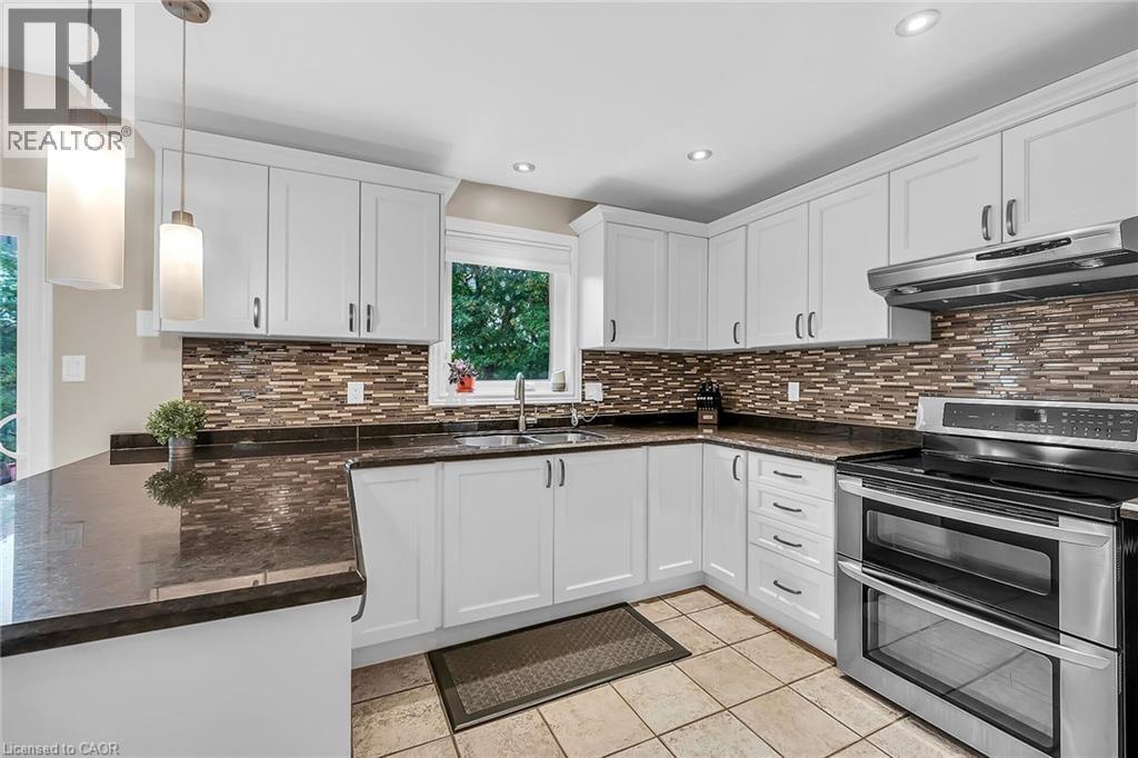 2371 Pathfinder Drive, Burlington, ON - Indoor Photo Showing Kitchen With Double Sink With Upgraded Kitchen