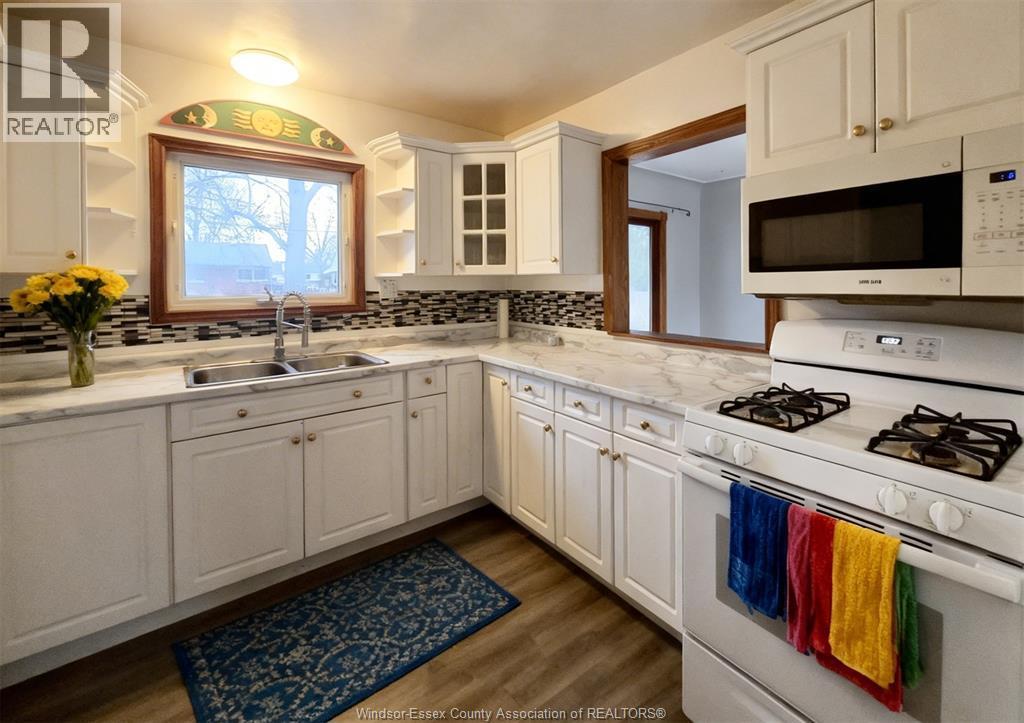 3672 Morris Drive, Windsor, ON - Indoor Photo Showing Kitchen With Double Sink