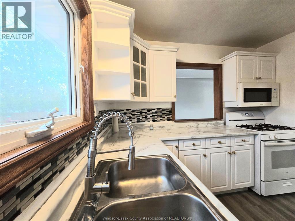 3672 Morris Drive, Windsor, ON - Indoor Photo Showing Kitchen With Double Sink