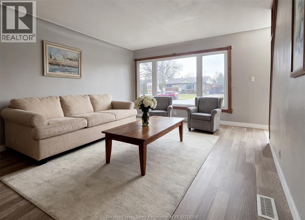 3672 Morris Drive, Windsor, ON - Indoor Photo Showing Living Room