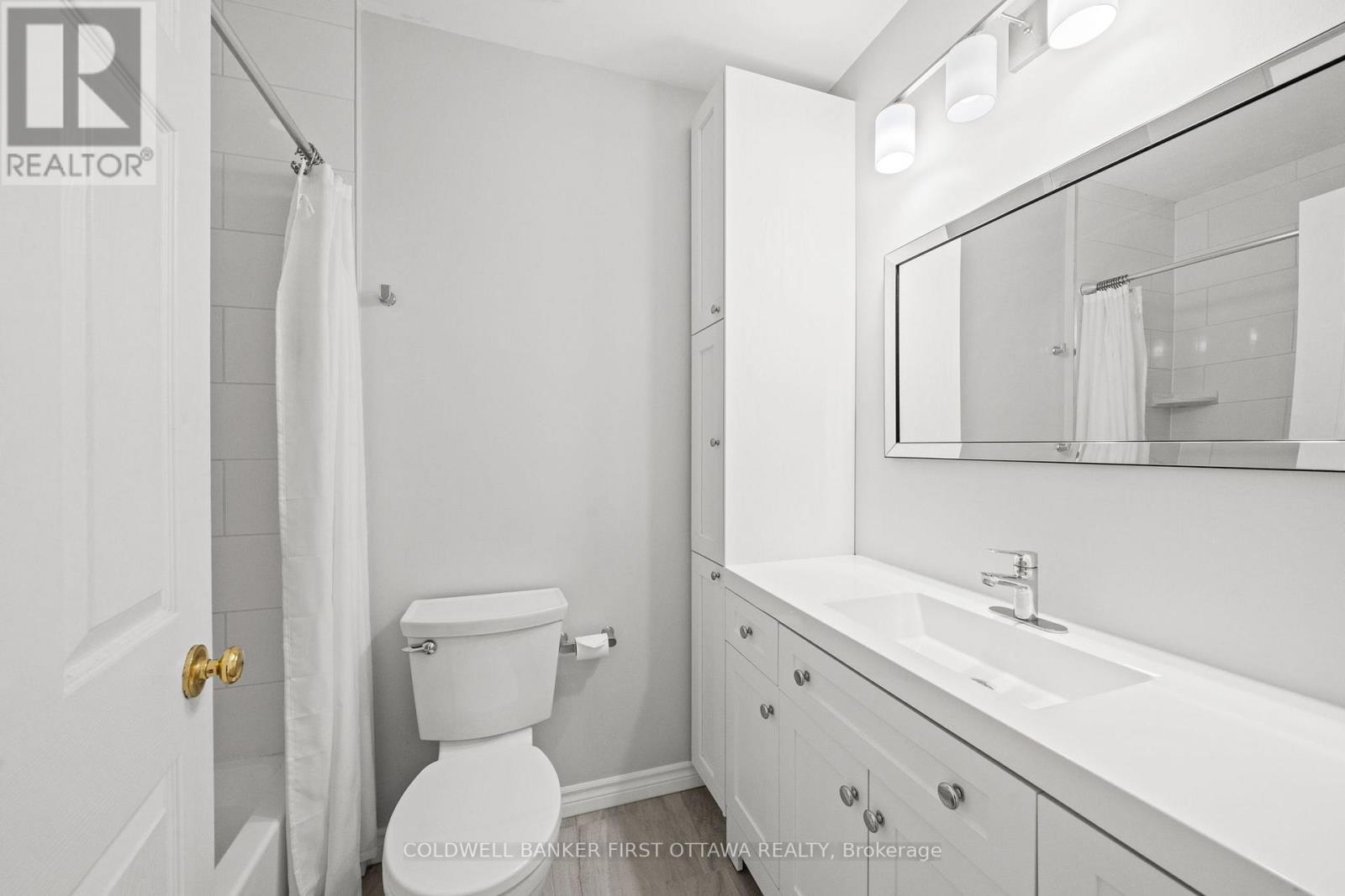 Full 4 piece updated bathroom w bath/shower combo. - 234 Rochester Street, Ottawa, ON - Indoor Photo Showing Bathroom