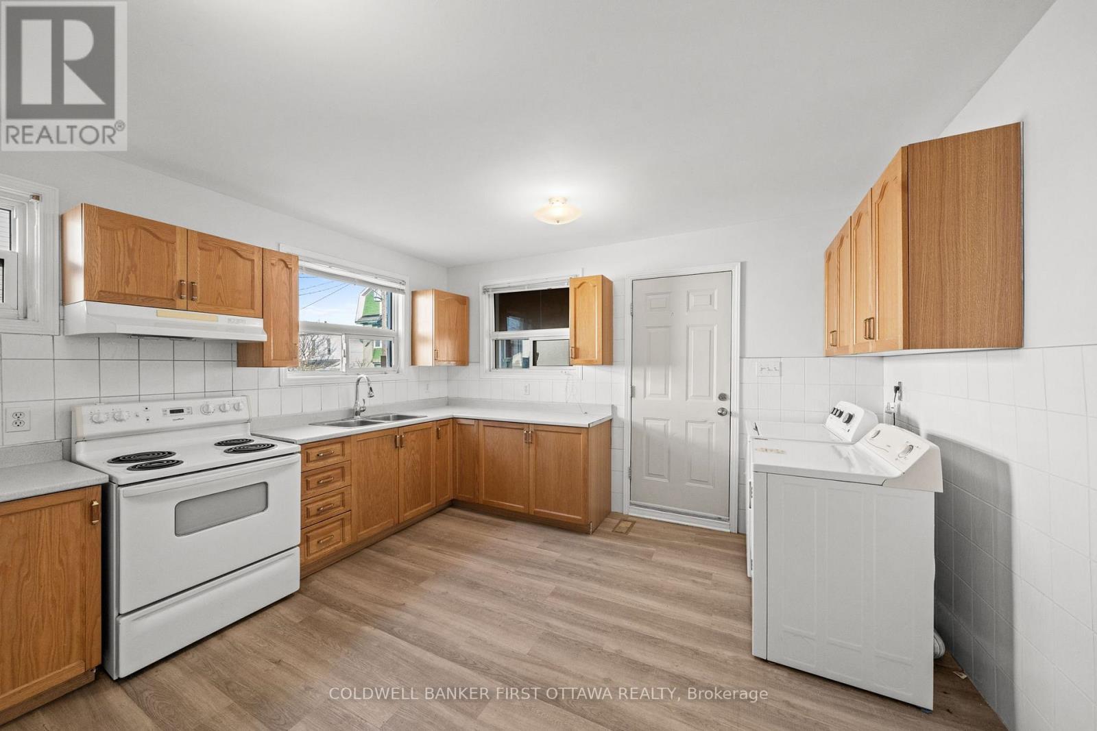 Expansive kitchen space w storage and laundry! - 234 Rochester Street, Ottawa, ON - Indoor