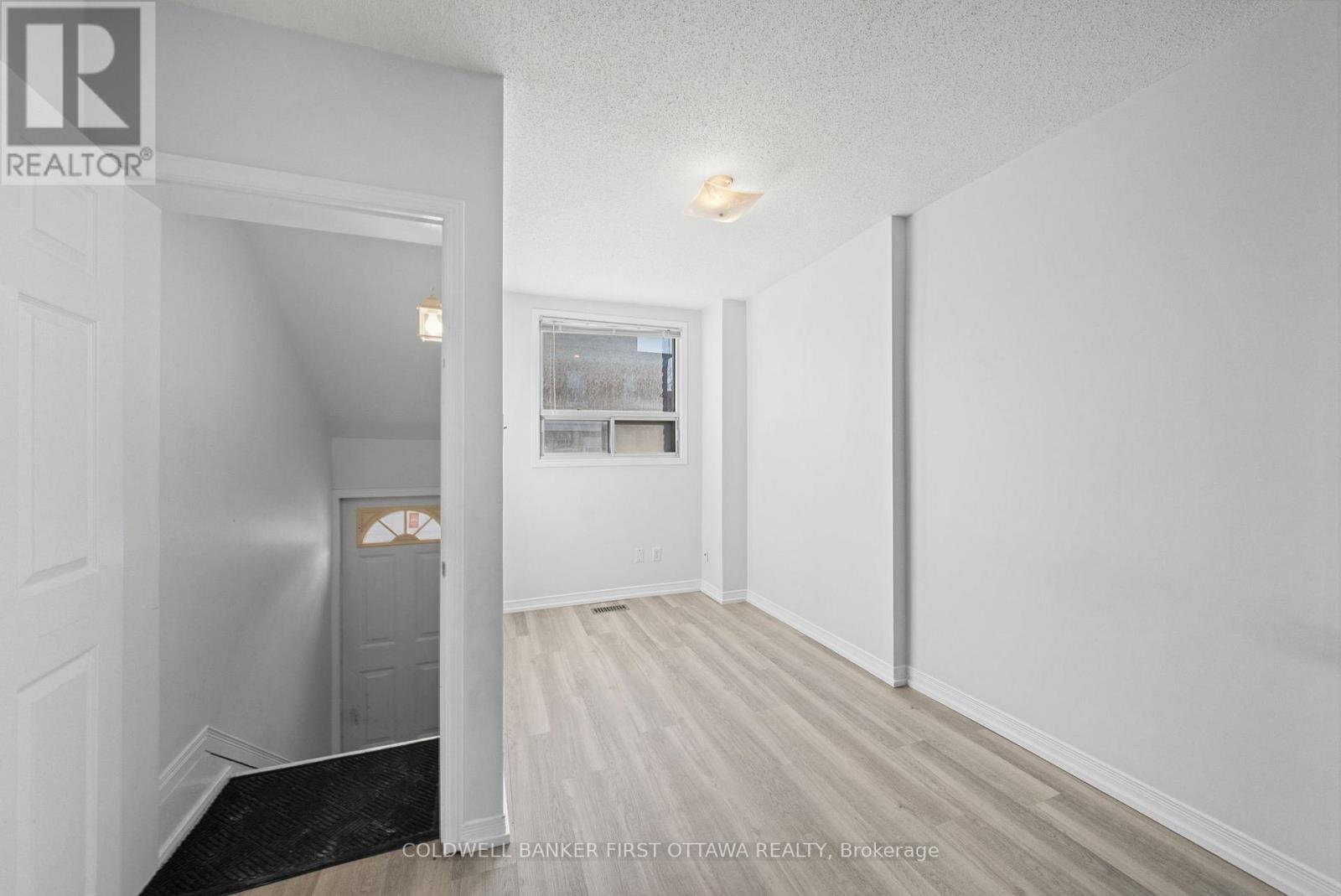 Front entrance w steps up to privacy door. - 234 Rochester Street, Ottawa, ON - Indoor Photo Showing Other Room