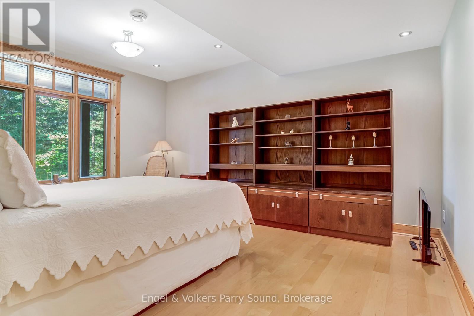 35 Shakell Road, Whitestone (Dunchurch), ON - Indoor Photo Showing Bedroom