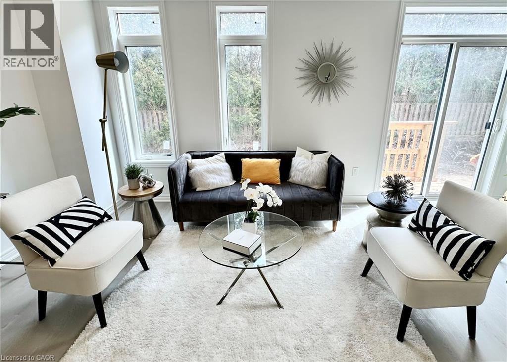 15 Davinci Boulevard, Hamilton, ON - Indoor Photo Showing Living Room
