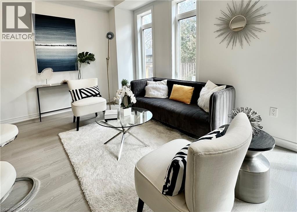 15 Davinci Boulevard, Hamilton, ON - Indoor Photo Showing Living Room