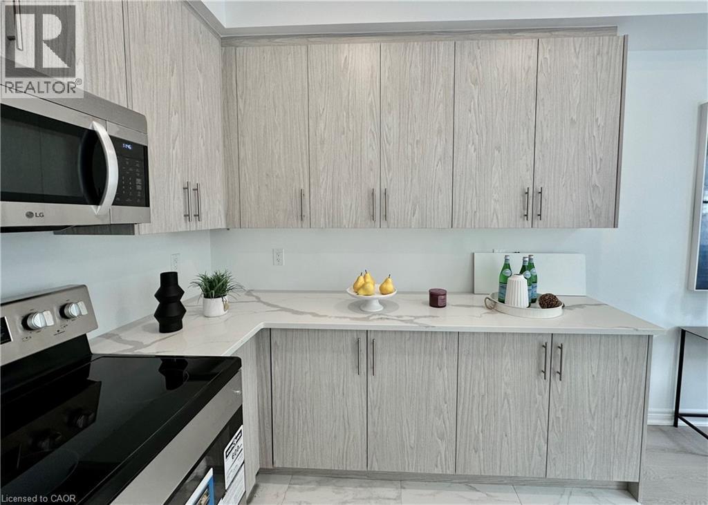 15 Davinci Boulevard, Hamilton, ON - Indoor Photo Showing Kitchen