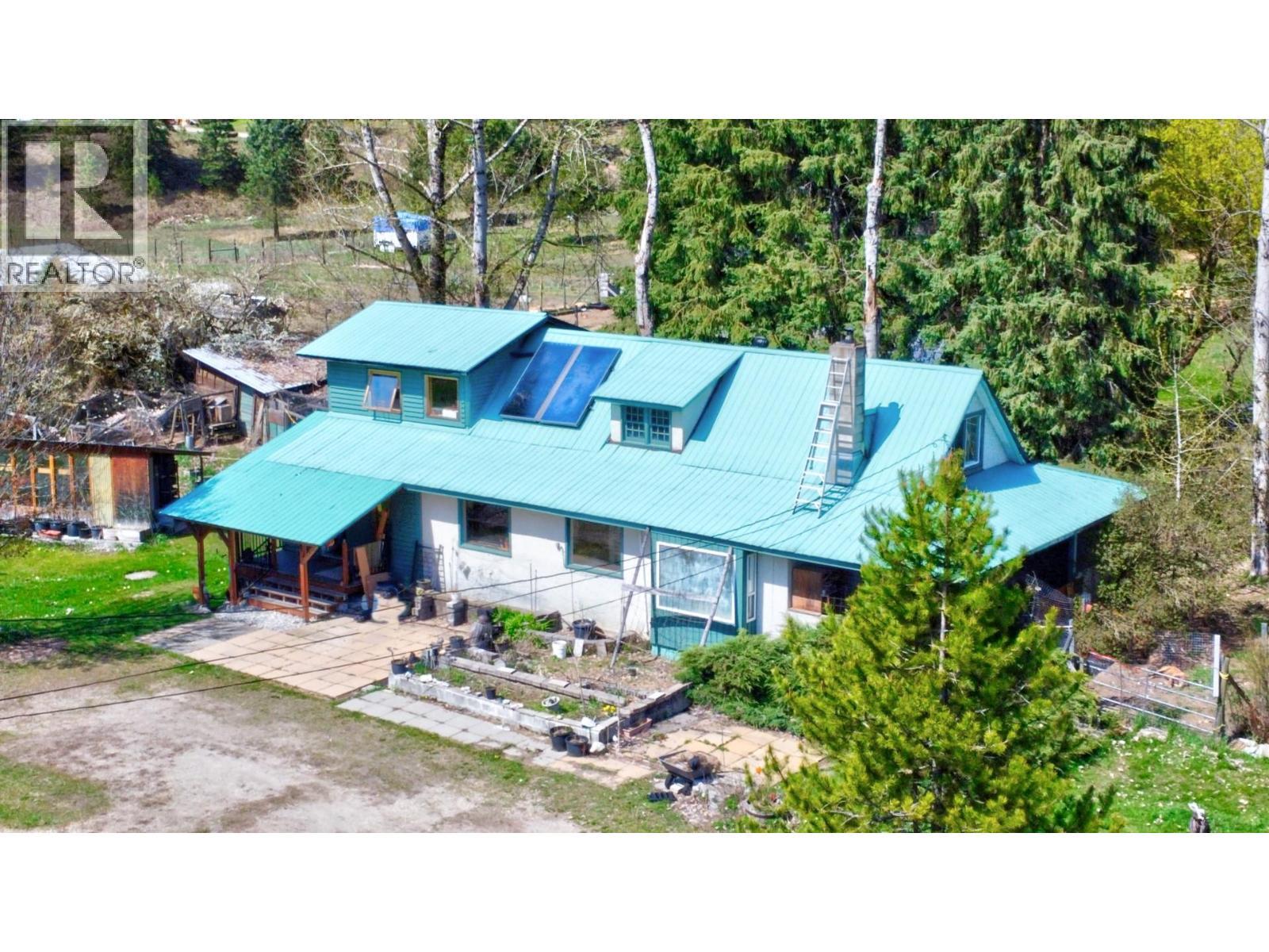 3837 Pass Creek Road, Crescent Valley, BC - Outdoor