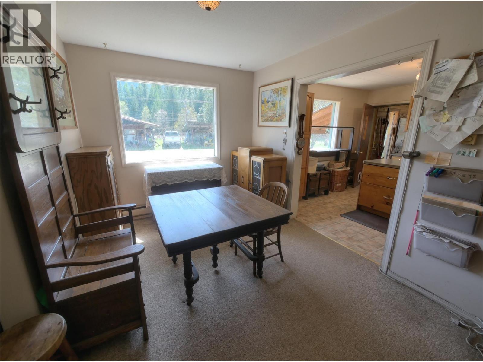 3837 Pass Creek Road, Crescent Valley, BC - Indoor