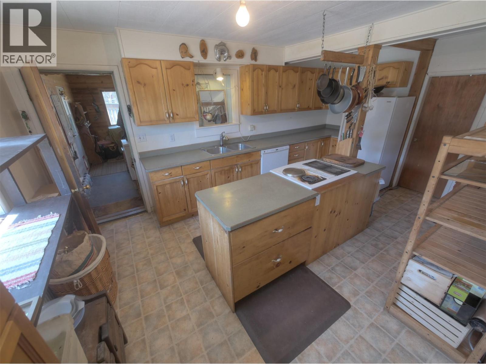 3837 Pass Creek Road, Crescent Valley, BC - Indoor Photo Showing Kitchen