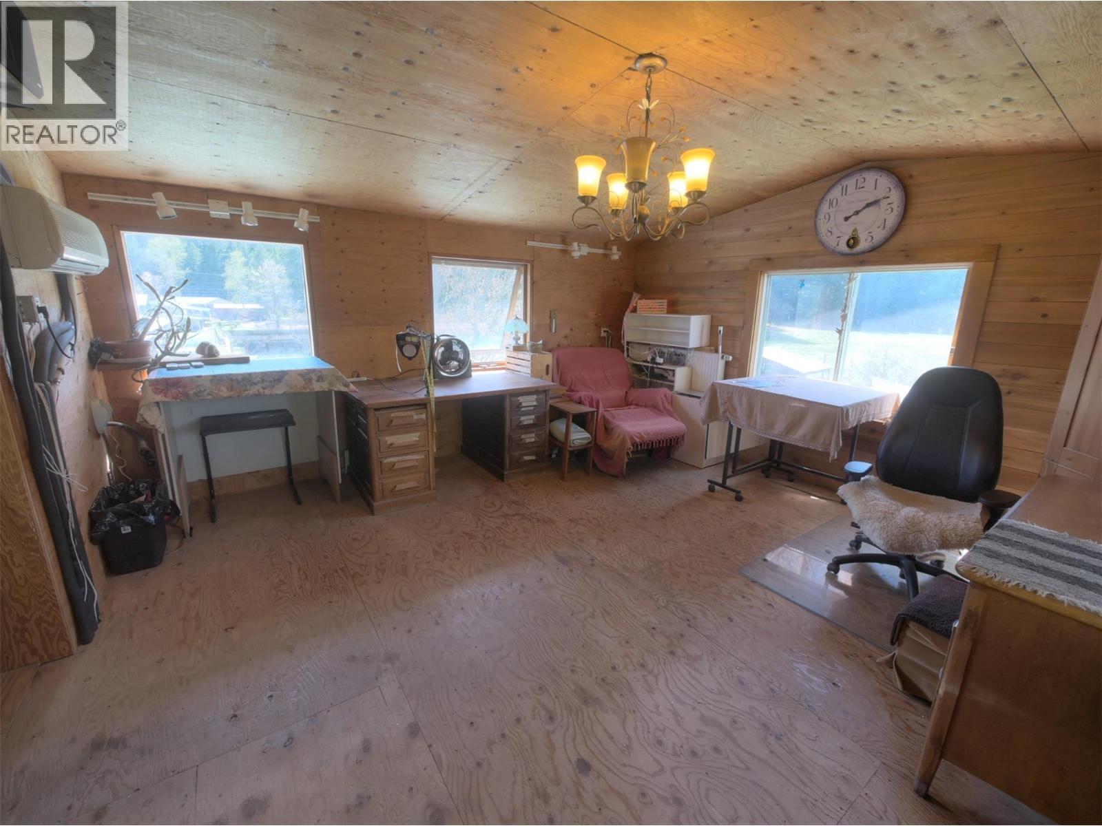 3837 Pass Creek Road, Crescent Valley, BC - Indoor