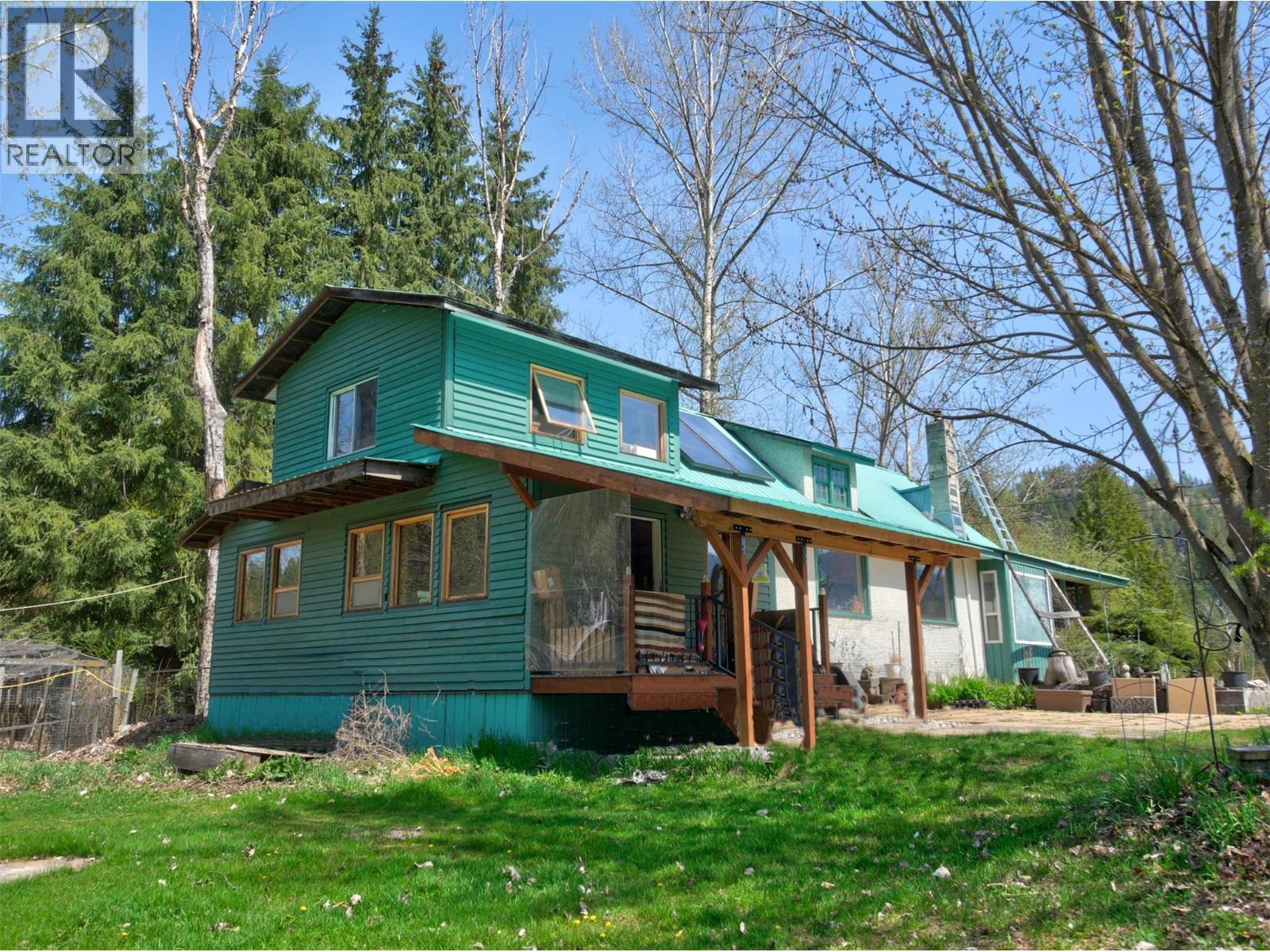3837 Pass Creek Road, Crescent Valley, BC - Outdoor