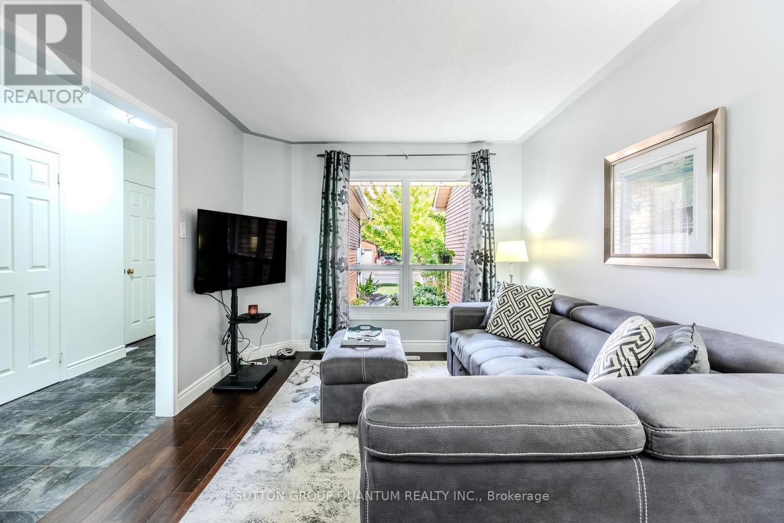 1237 Blackburn Drive, Oakville, ON - Indoor Photo Showing Living Room
