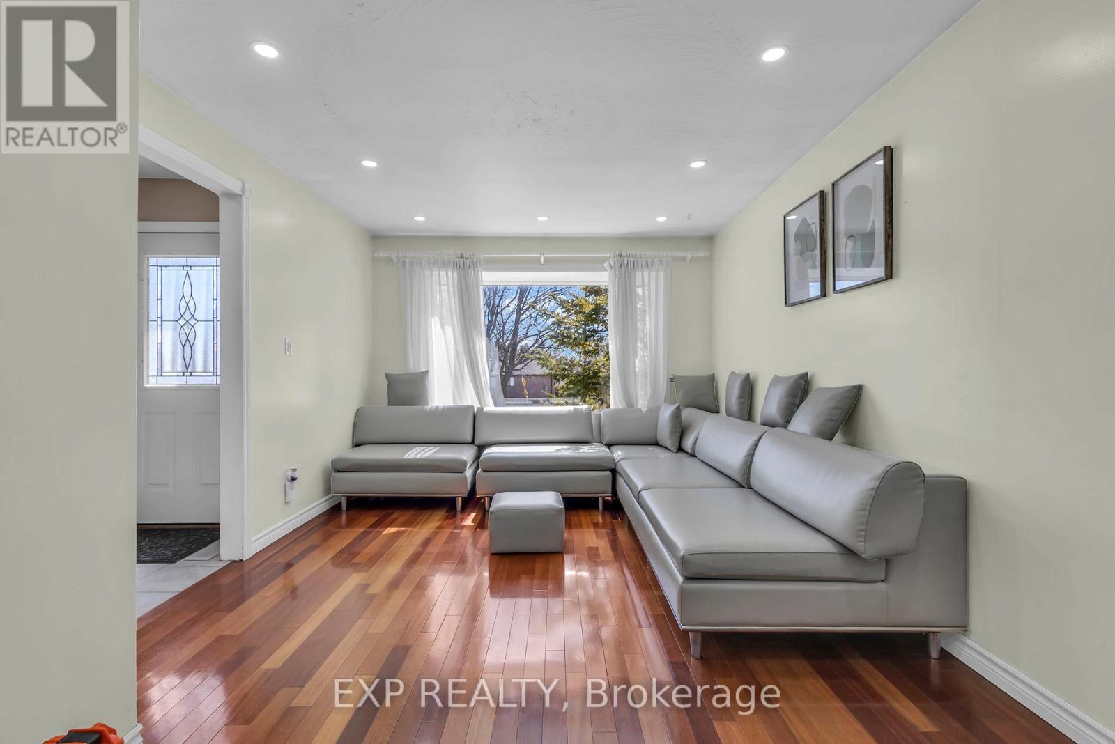 146 Bechtel Drive, Kitchener, ON - Indoor Photo Showing Living Room