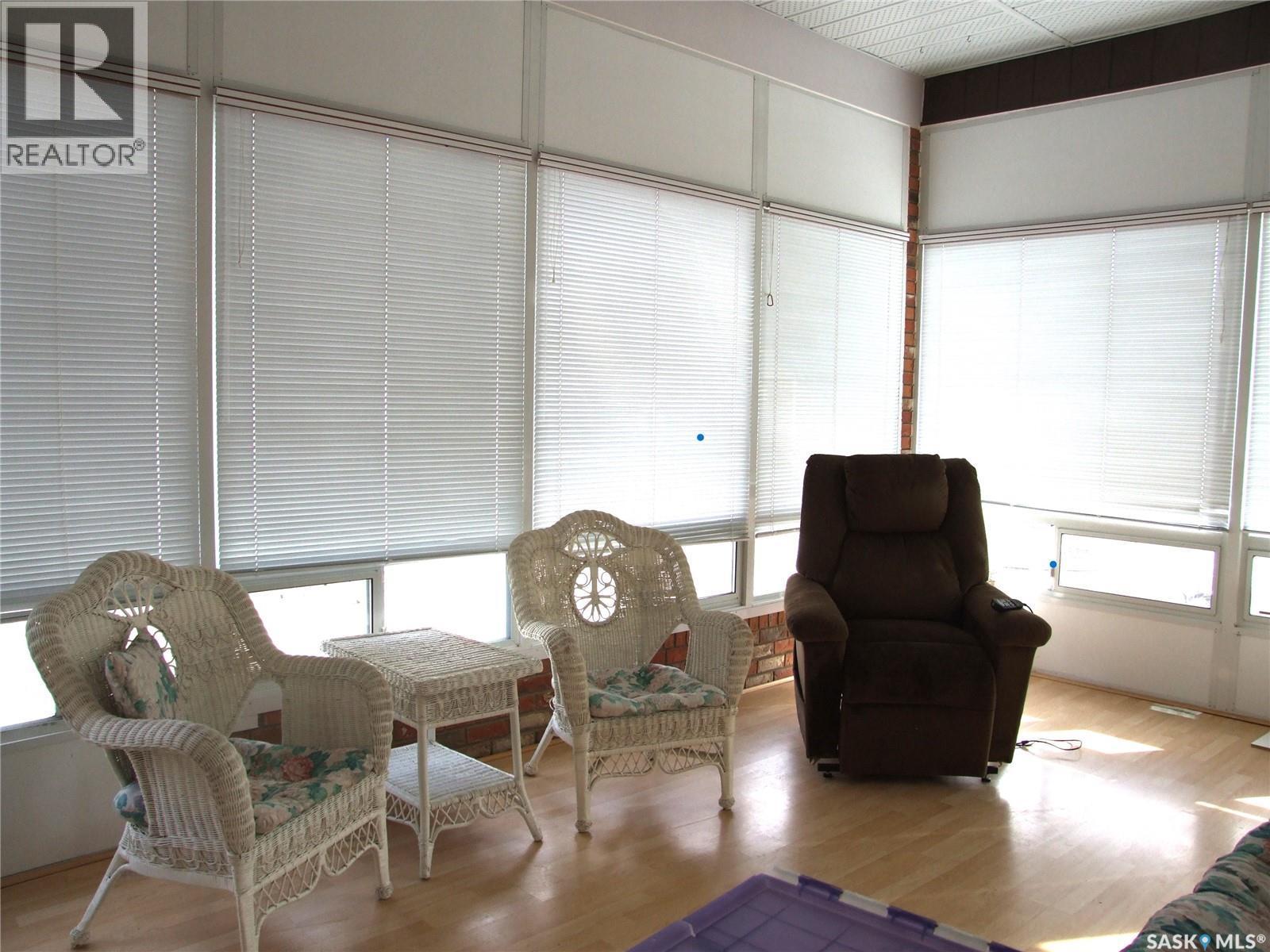 301 5Th Street W, Leader, SK - Indoor Photo Showing Living Room