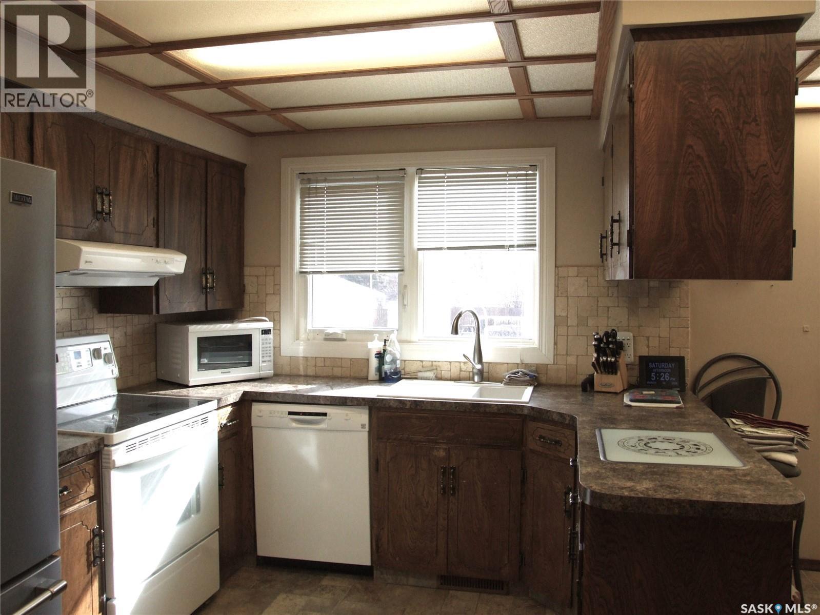 301 5Th Street W, Leader, SK - Indoor Photo Showing Kitchen