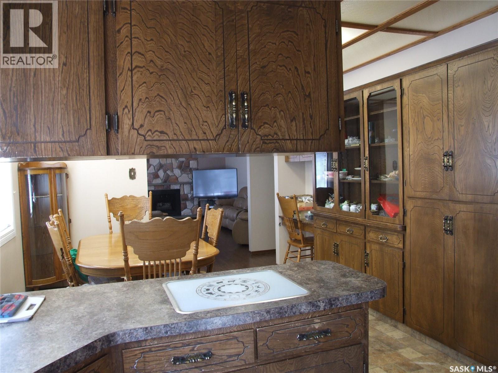 301 5Th Street W, Leader, SK - Indoor