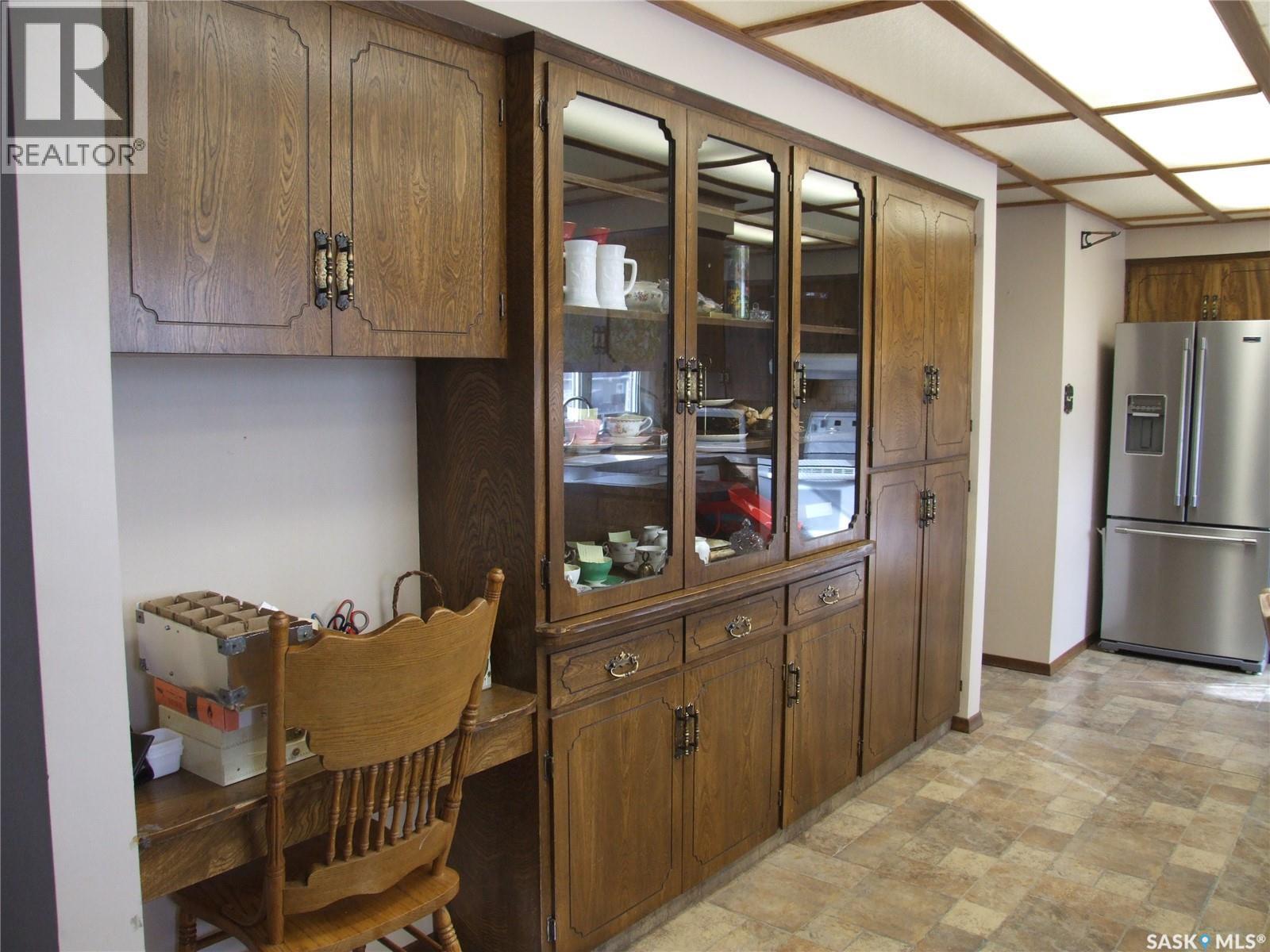 301 5Th Street W, Leader, SK - Indoor