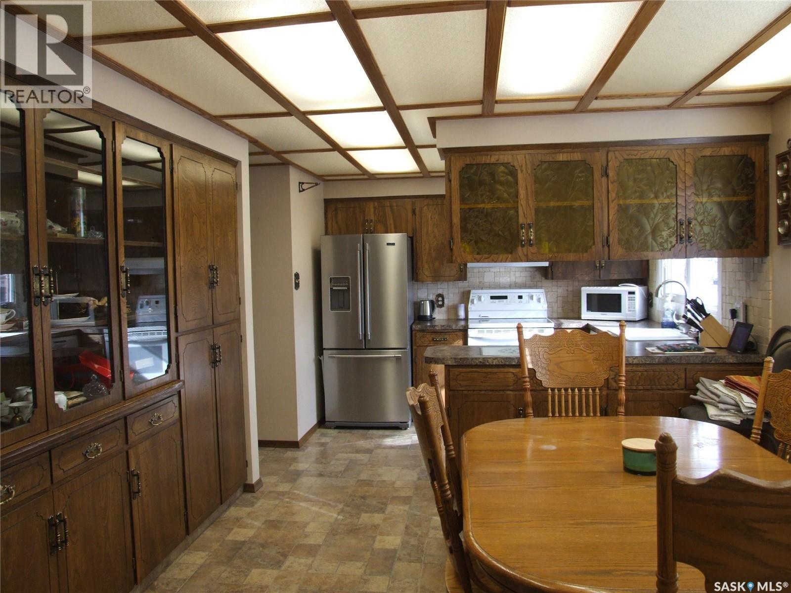 301 5Th Street W, Leader, SK - Indoor