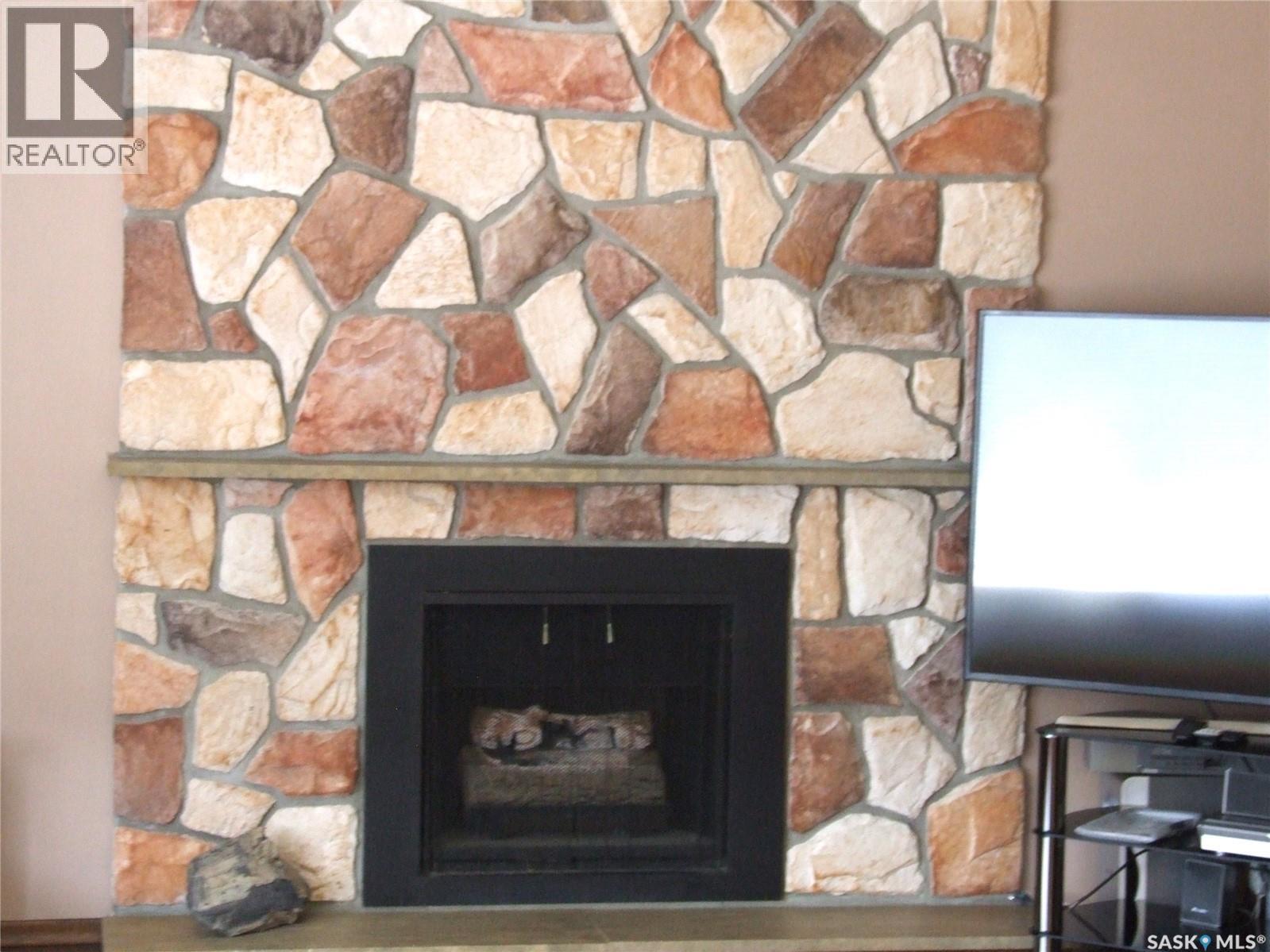 301 5Th Street W, Leader, SK - Indoor Photo Showing Living Room With Fireplace