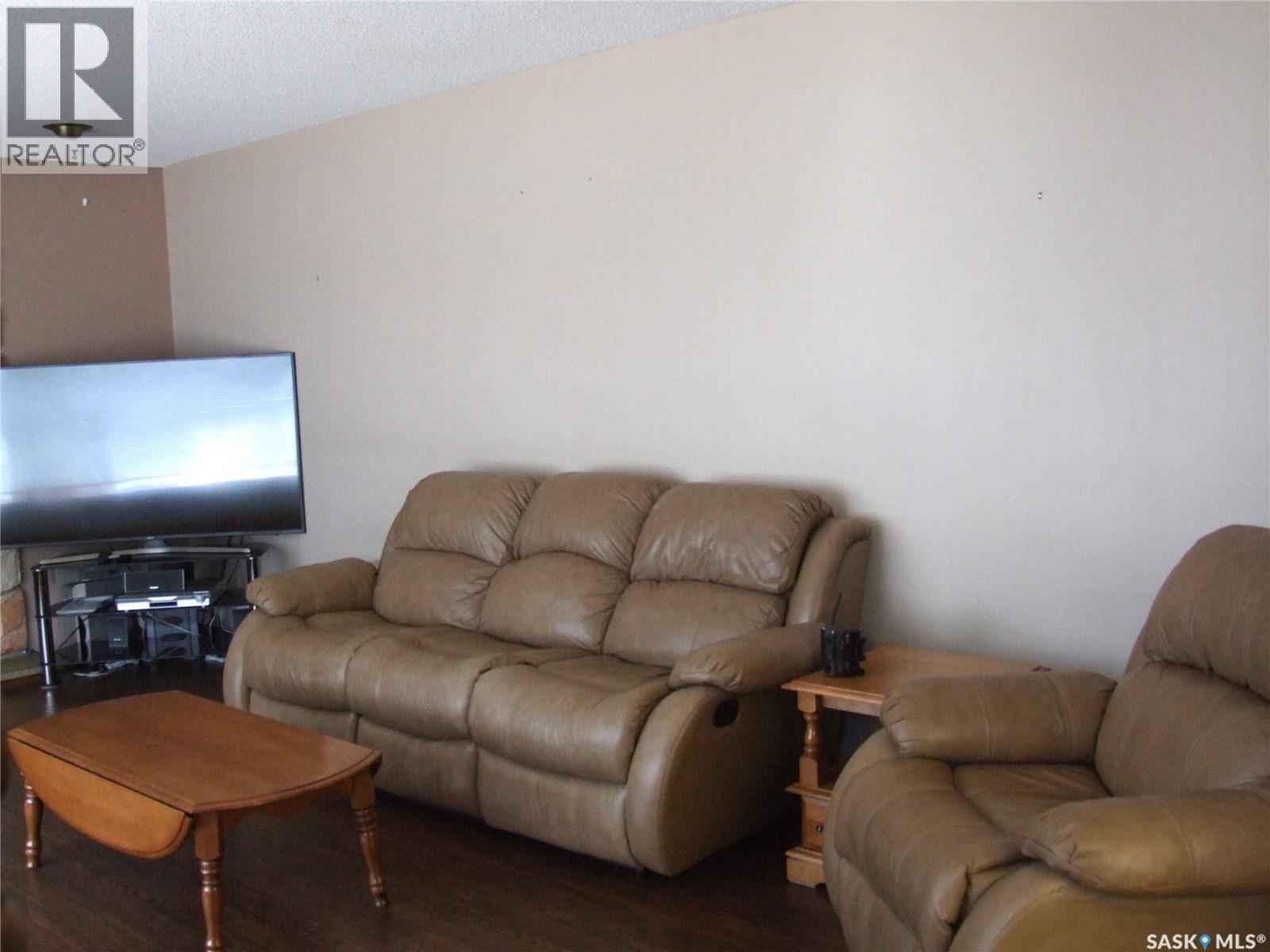 301 5Th Street W, Leader, SK - Indoor Photo Showing Living Room