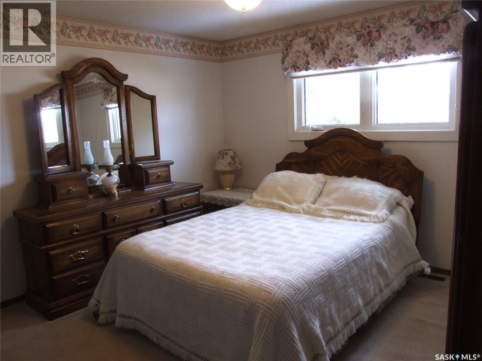 301 5Th Street W, Leader, SK - Indoor Photo Showing Bedroom