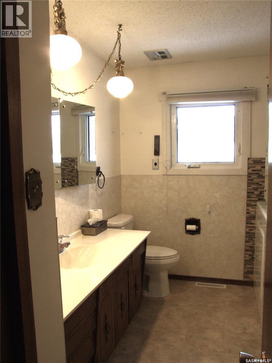301 5Th Street W, Leader, SK - Indoor Photo Showing Bathroom