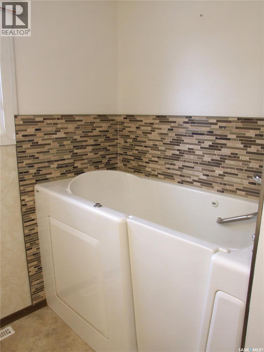 301 5Th Street W, Leader, SK - Indoor Photo Showing Bathroom