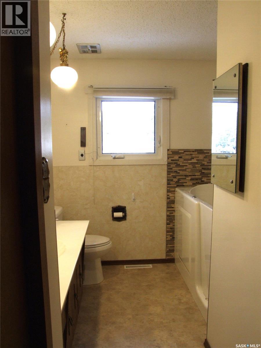 301 5Th Street W, Leader, SK - Indoor Photo Showing Bathroom