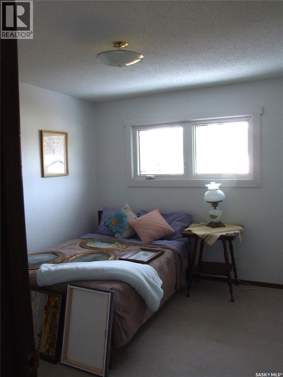 301 5Th Street W, Leader, SK - Indoor Photo Showing Bedroom