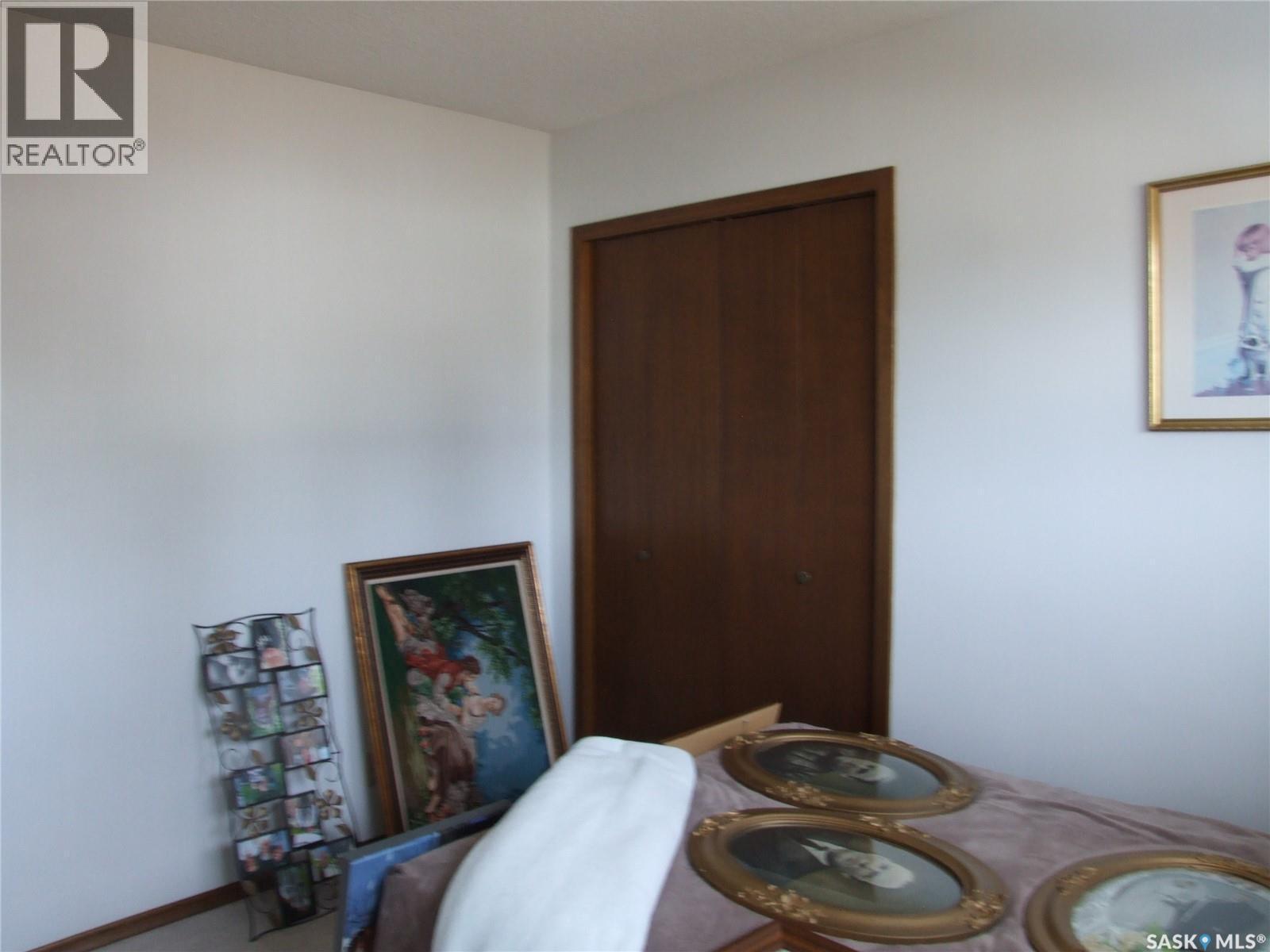 301 5Th Street W, Leader, SK - Indoor
