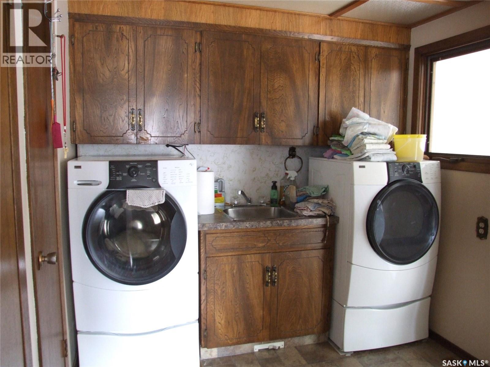 301 5Th Street W, Leader, SK - Indoor Photo Showing Laundry Room