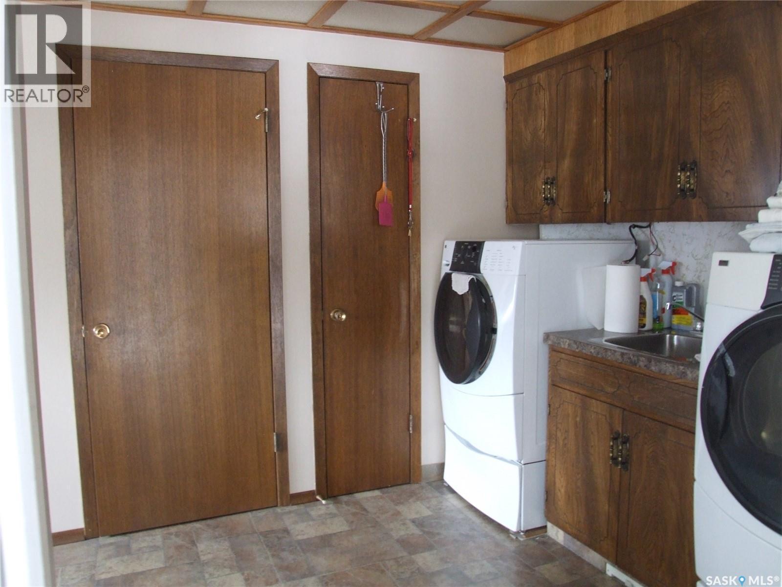301 5Th Street W, Leader, SK - Indoor Photo Showing Laundry Room