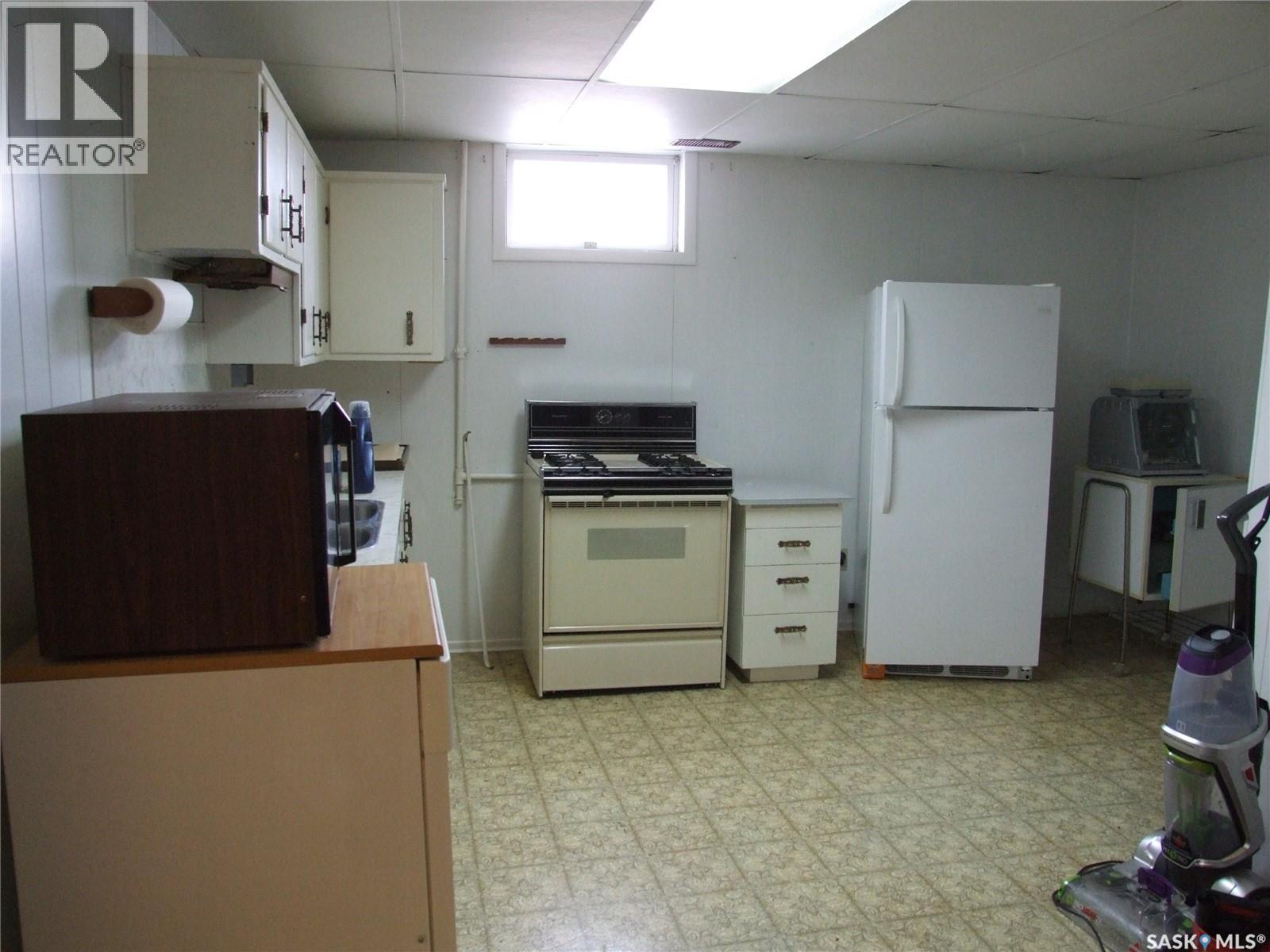301 5Th Street W, Leader, SK - Indoor Photo Showing Kitchen
