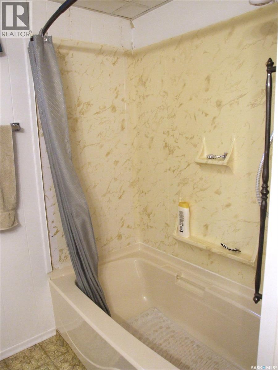 301 5Th Street W, Leader, SK - Indoor Photo Showing Bathroom
